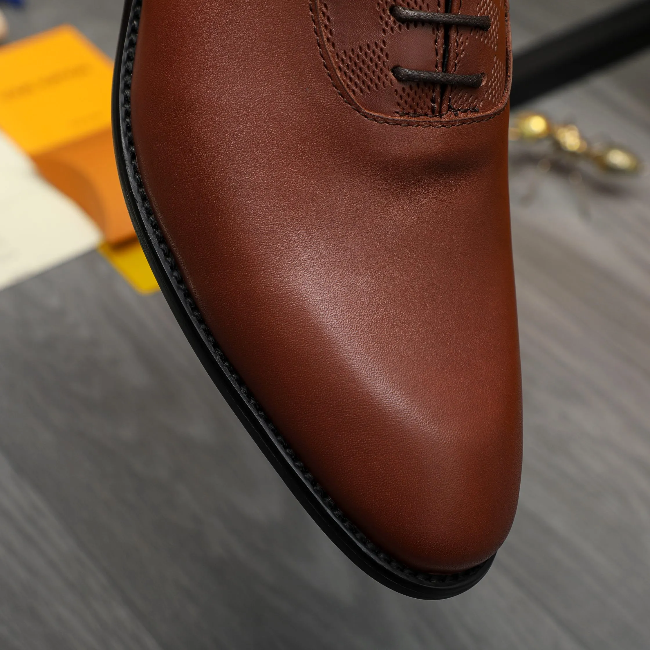 Men's shoes 💰p460 Product trademark: LV (Louis Vuitton) business lace-up leather shoes True size: 39-44 Product materials: Selected high-quality cowhide stitching classic embossed upper, cowhide lining, original rubber outsole